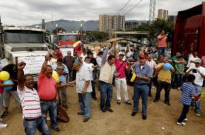 Cientos de camioneros se preparan para realizar una caravana y protestar por los altos costos de los combustibles este 24 de agosto de 2013 en Medellín (Colombia).