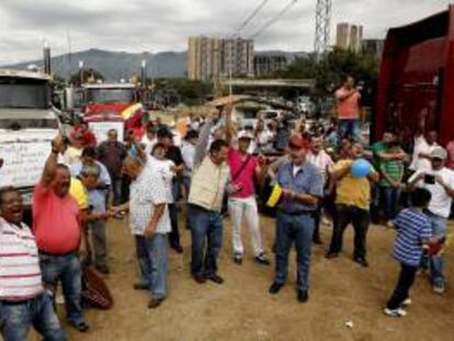 Cientos de camioneros se preparan para realizar una caravana y protestar por los altos costos de los combustibles este 24 de agosto de 2013 en Medellín (Colombia).