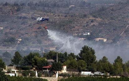 Un helicóptero combate el fuego en Pedralba (Valencia).