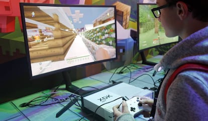 Un jugador de Minecraft durante la semana de videojuegos de Paris en noviembre de 2017.