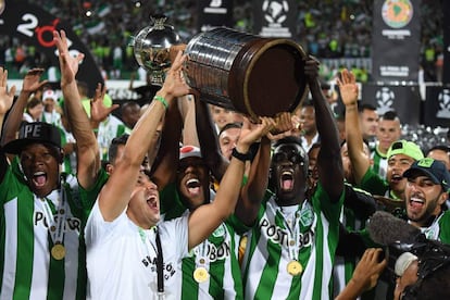 Los jugadores del Atlético Nacional celebran con la copa