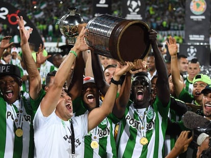 Los jugadores del Atlético Nacional celebran con la copa