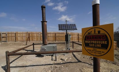 Quemador instalado por Aruba Petroleum para reducir la emisi&oacute;n de gases a la atm&oacute;sfera en un pozo cerca de Decatur (Texas, EE UU).