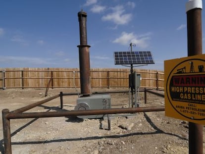 Queimador instalado pela Aruba Petroleum para reduzir a emissão de gases na atmosfera em um poço perto de Decatur (Texas, EUA).