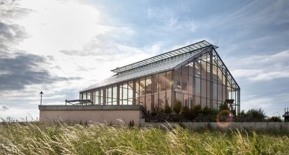 Una casa con paneles fotovoltaicos como techo.