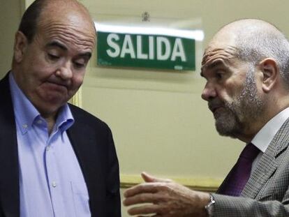  Los diputados socialistas Manuel Chaves (d) y Gaspar Zarr&iacute;as (i) conversan durante el pleno del Congreso celebrado hoy. 