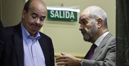  Los diputados socialistas Manuel Chaves (d) y Gaspar Zarr&iacute;as (i) conversan durante el pleno del Congreso celebrado hoy. 