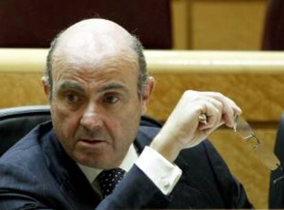 El ministro de Economía y Competitividad, Luis de Guindos, durante la sesión de control al Gobierno celebrada esta tarde en el pleno del Senado.