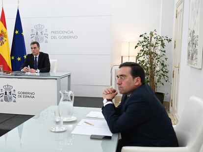 Pedro Sánchez y José Manuel Albares (a la derecha), participan en la reunión telemática del Consejo Europeo, el martes.