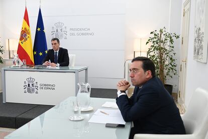 Pedro Sánchez y José Manuel Albares (a la derecha), participan en la reunión telemática del Consejo Europeo, el martes.