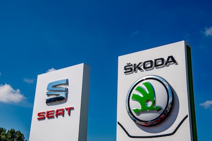 Logos de las marcas de coches Seat y Skoda.