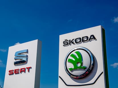 Logos de las marcas de coches Seat y Skoda.