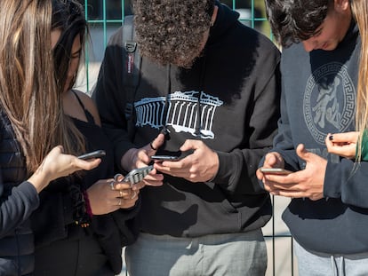 Estudiantes de ESO con sus teléfonos móviles en un instituto de Valencia, en 2020.