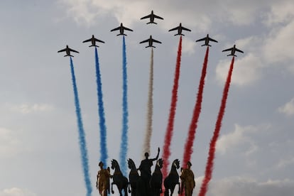 Los aviones de la Fuerza Aérea Francesa sobrevuelan el Arco de Triunfo, este domingo.