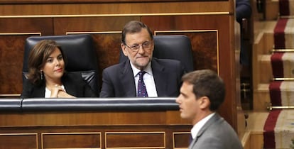 El l&iacute;der de Ciudadanos, Albert Rivera, pasa por delante del presidente del Gobierno, Mariano Rajoy, y de la vicepresidenta, Soraya S&aacute;enz de Santamar&iacute;a