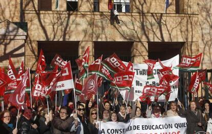 Protesta de trabajadoras ayer en la Delegación Provincial de Sevilla de la Consejería de Educación.