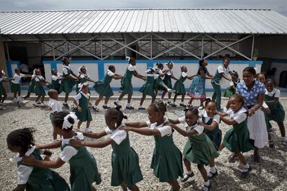 Niños juegan en una guardería en Haiti, donde un terremoto en 2010 quitó la vida a 220.000 personas y obligó a desplazar a 1,6 millones.