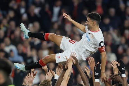 Jesús Navas, manteado por sus compañeros tras el partido disputado este sábado entre el Sevilla y el Celta en el Sánchez-Pizjuán de Sevilla.