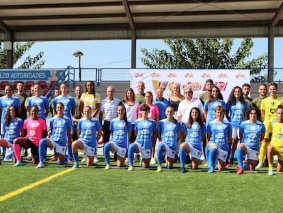 La plantilla del Alhama, con el entrenador al fondo y en el centro de la imagen, en una foto de agosto 2022.