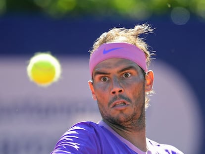 Nadal observa la pelota durante el partido contra Norrie en Barcelona.