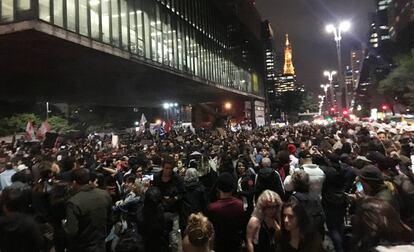 Manifestantes reunidos na avenida Paulista nesta sexta-feira. 