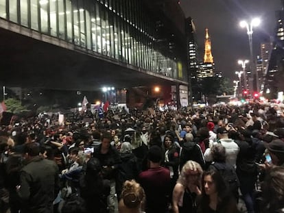 Manifestantes reunidos na avenida Paulista nesta sexta-feira. 