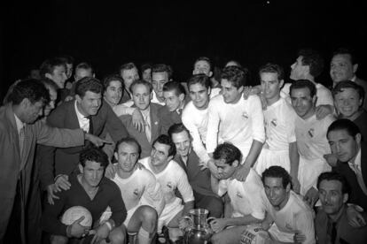 El Real Madrid consigue su Primera Copa de Europa tras vencer al Stade de Reims por 4 a 3 en el estadio Parc des Princes de París, el 13 de junio de 1956.