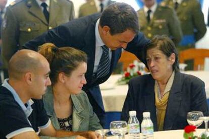 El presidente del Gobierno, José Luis Rodríguez Zapatero, consuela a algunos de los familiares de los fallecidos.
