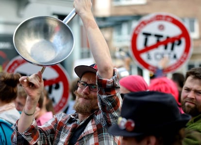 Manifestaci&oacute;n a las puertas de la reuni&oacute;n celebrada en Bruselas el 12 de julio para negociar el TTIP. 
 