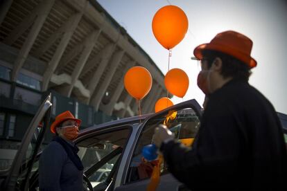 Varios manifestantes se preparan para asistir a la protesta en Sevilla.