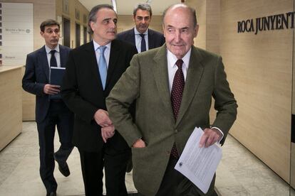 Miquel Roca, abogado de la Infanta, señala que su cliente está "satisfecha por el reconocimiento de su inocencia", pero que "sigue convencida de la inocencia de su esposo", Iñaki Urdangarin. En la imagen, Miquel Roca atiende a los medios para valorar la sentencia del 'caso Noós'.