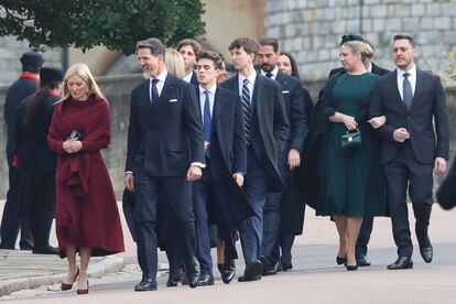 Pablo de Grecia, primogénito del difunto y cabeza actual de la familia real griega, junto a su mujer, Marie-Chantal Miller, encabezan la comitiva familiar hacia Windsor. A la derecha, vestida de verde, Theodora de Grecia y su prometido, Matthew Kuma.
