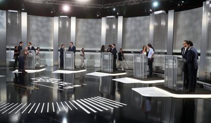 De izquierda a derecha: Pablo Casado, del Partido Popular; Pedro Sánchez, del PSOE; Santiago Abascal, de Vox; Pablo Iglesias, de Unidas Podemos, y Albert Rivera, de Ciudadanos, antes del inicio del debate.