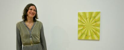 Tomma Abts posa ayer en la Tate Britain de Londres ante uno de sus cuadros tras ganar el Premio Turner.