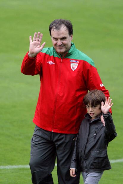 El nuevo entrenador del Athletic de Bilbao, el argentino Marcelo Bielsa, junto a un aficionado en Lezama, donde dirigió el primer entrenamiento de su nuevo equipo.