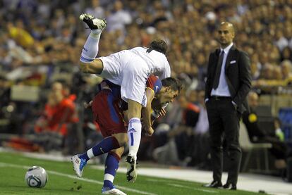 Villa le hace la cama a Sergio Ramos bajo la mirada de Guardiola.