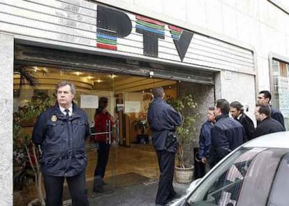 Agentes de la Policía Nacional, ante la sede del canal de televisión Procono.