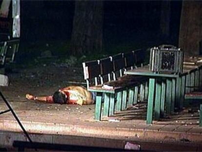 Imagen del cuerpo de un hombre sin identificar en el lugar del atentado.
