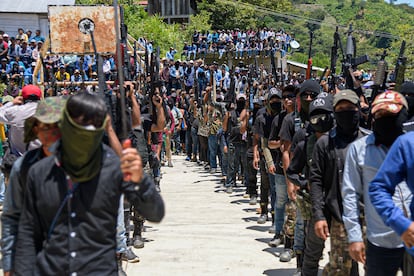 El grupo de Autodefensas "Los Machetes" durante su presentación ante 86 comunidades en el municipio de Pantelho, Chiapas