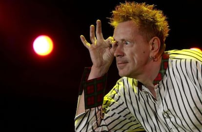 John Lydon en plena actuación con PIL.