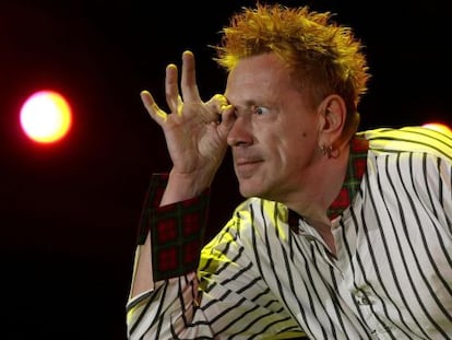 John Lydon en plena actuación con PIL.