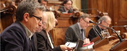 Jordi Martí, primero por la izquierda, presidente del grupo municipal del PSC en el Ayuntamiento de Barcelona.