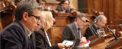 Jordi Mart&iacute;, primero por la izquierda, presidente del grupo municipal del PSC en el Ayuntamiento de Barcelona.