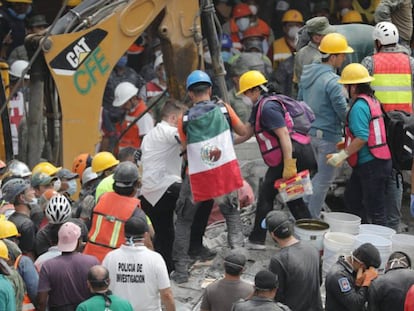 Grupos de rescate y voluntarios continúan con las labores de búsqueda de desaparecidos por el terremoto de México