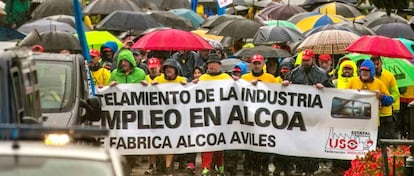 Trabajadores de Alcoa en Avilés se manifiestan contra el cierre de la planta