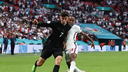 Havertz y Sterling pugnan por un balón durante el Inglaterra-Alemania.