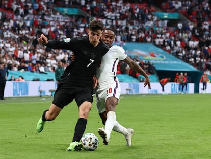 Havertz y Sterling pugnan por un balón durante el Inglaterra-Alemania.