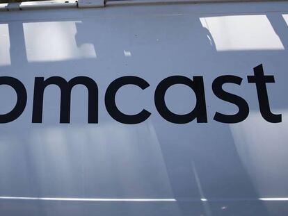 Logo de Comcast en una fachada.