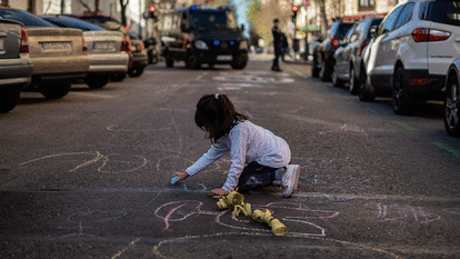 Protestas contra los coches en Madrid y Barcelona, y urbanismo táctico junto a los colegios en Valencia y Bilbao. OLMO CALVO/ MÒNICA TORRES/ CRISTÓBAL CASTRO/ FERNANDO DOMINGO-ALDAMA