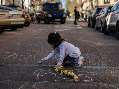 Protestas contra los coches en Madrid y Barcelona, y urbanismo táctico junto a los colegios en Valencia y Bilbao. OLMO CALVO/ MÒNICA TORRES/ CRISTÓBAL CASTRO/ FERNANDO DOMINGO-ALDAMA